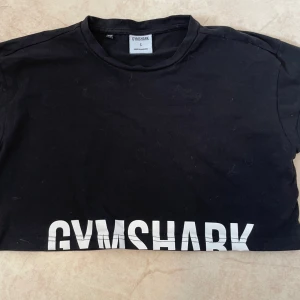 Tröja  - Säljer min gymshark tränings tröja som är lite kortare! Aldrig användt💕