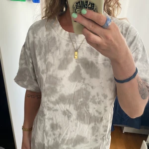 Grå/vit t-shirt  - En grå vit T-shirt från ”In the style”, står ingen storlek men skulle säga Meduim 