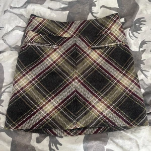 Fin rutig kjol - Gullig rutig kjol i brunt grönt mörkrött mm