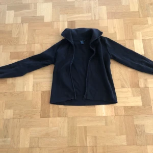 Filippa K zip - Filippa K damtröja Storlek: L, passar XS herr Skick: Använd, inga hål eller fläckar Svart dragkedja Köpare står för frakt