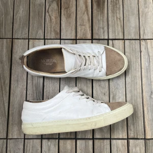 Morris vita - Storlek 43 men är stora i storleken!