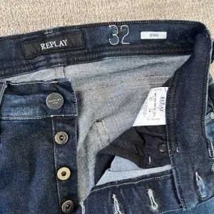 Säljer dessa snygga replay jeansen i modellen ”ronas”, i storlek 32/34 för 449kr! Borde passa någon runt 185. I jättebra skick och utan defekter. Skriv om minsta funderingar!🔥👖
