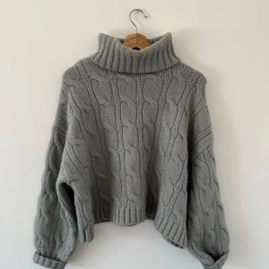 Stickad tröja - Stickad tröja med fin passform, lite mer blå/grön än vad den ser ut på bilden