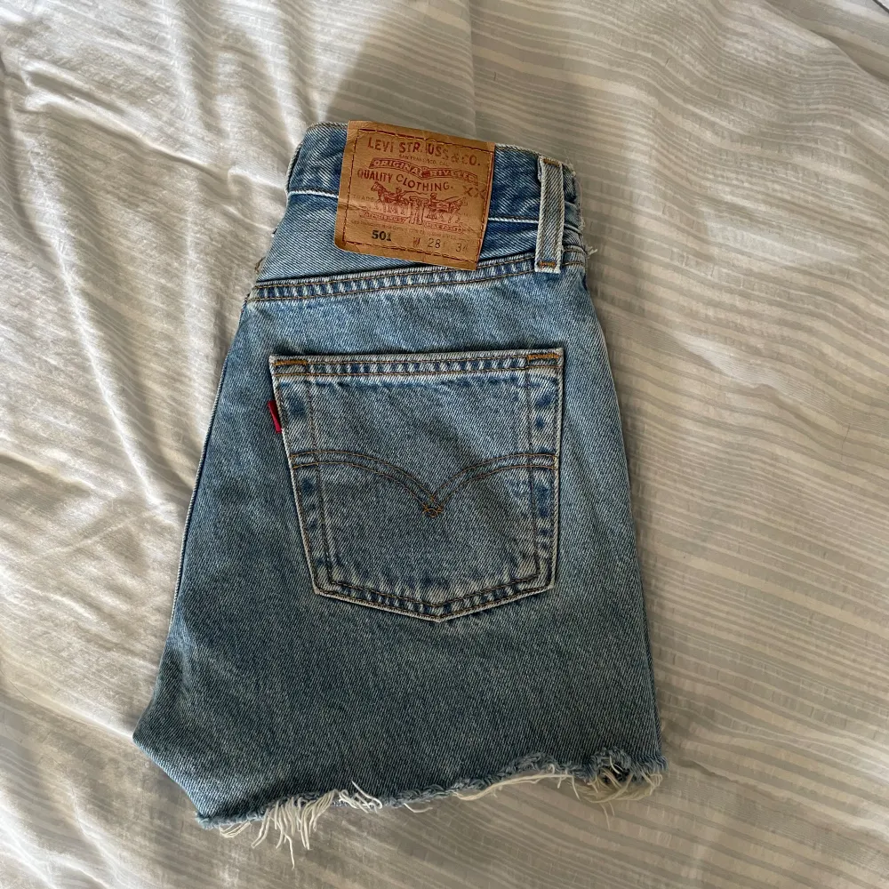 Levi’s jeansshorts W28 köpta på Plick, ihopsydda i midjan av förra ägaren. . Shorts.