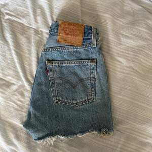 Levi’s jeansshorts W28 köpta på Plick, ihopsydda i midjan av förra ägaren. 