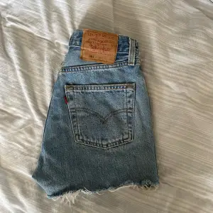 Levi’s jeansshorts W28 köpta på Plick, ihopsydda i midjan av förra ägaren. 