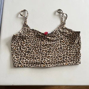 Crop top  - En crop top från H&M i storlek S. 