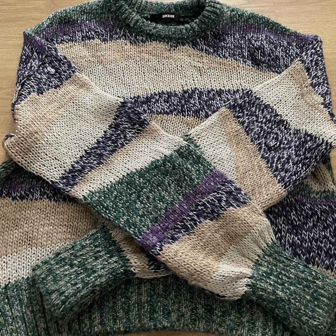 Färgglad tröja från bikbok