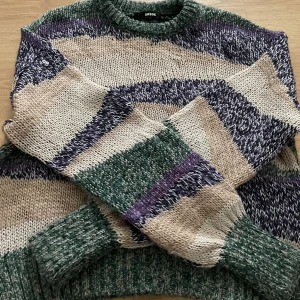 Färgglad tröja från bikbok - Färgglad mysig tröja från bikbok. Väldigt skön och fin i skicket 💚💜