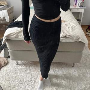 Kroppad lång svart kjol som endast används ett fåtal gånger