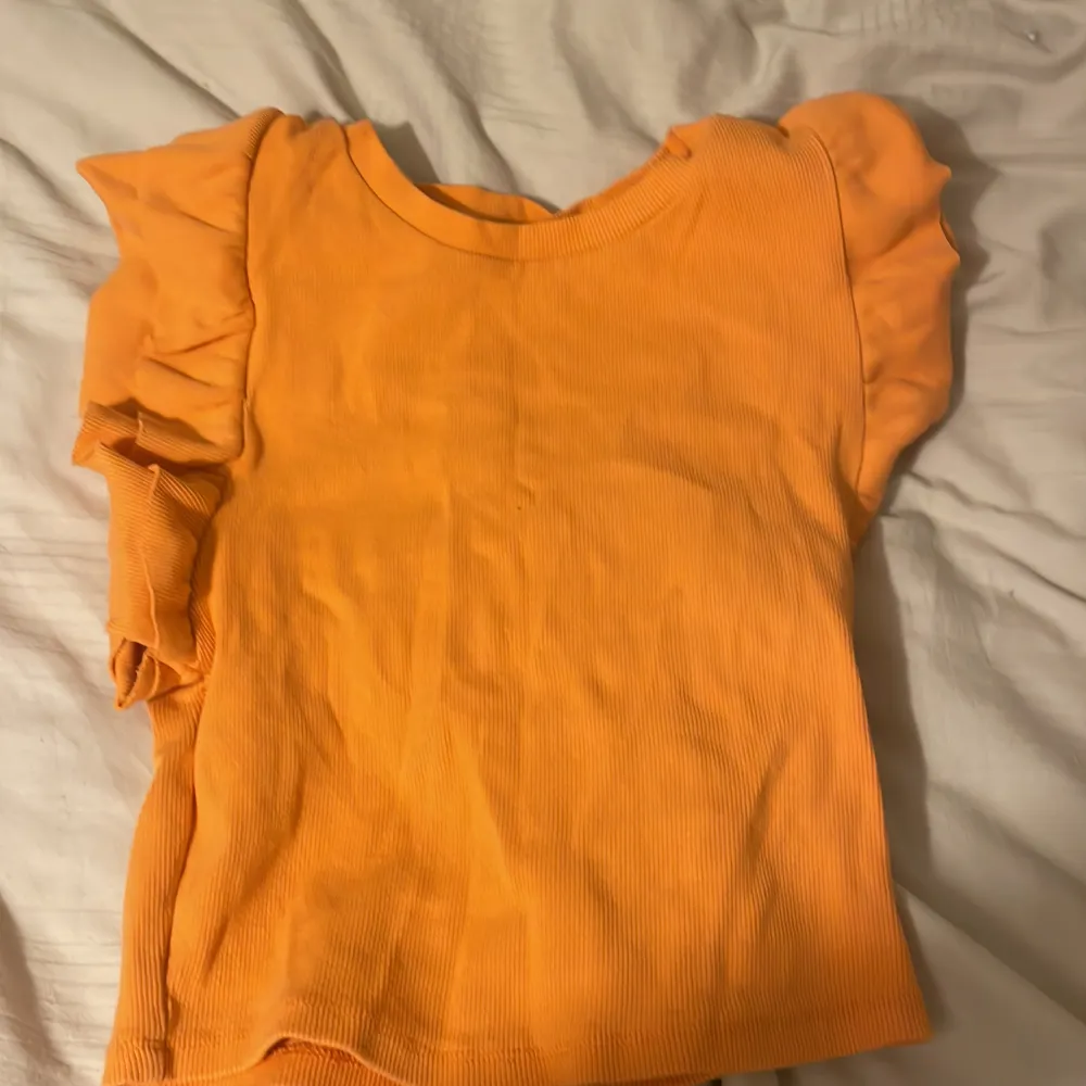 Fina zara tröjor, bra skick och ifall man vill köpa enskilt får man kontakta 💞 övriga frågor kan jag svara på privat🫶🏻 Vit och gul storlek S och orange storlek M. Toppar.