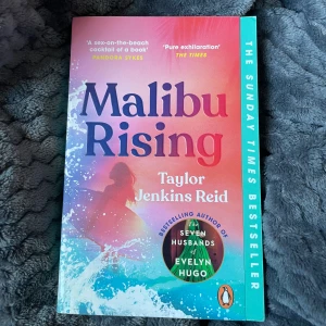 Malibu Rising  - Bok på engelska av författaren Taylor Jenkins Reid som är väldigt populär på tiktok ! Läst en gång och har bruten bokrygg (sista bilden), därav billigt pris !💕