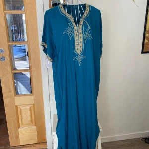 Klänning - Härlig bra kvalite och bomull med fin fall. Passar M och L