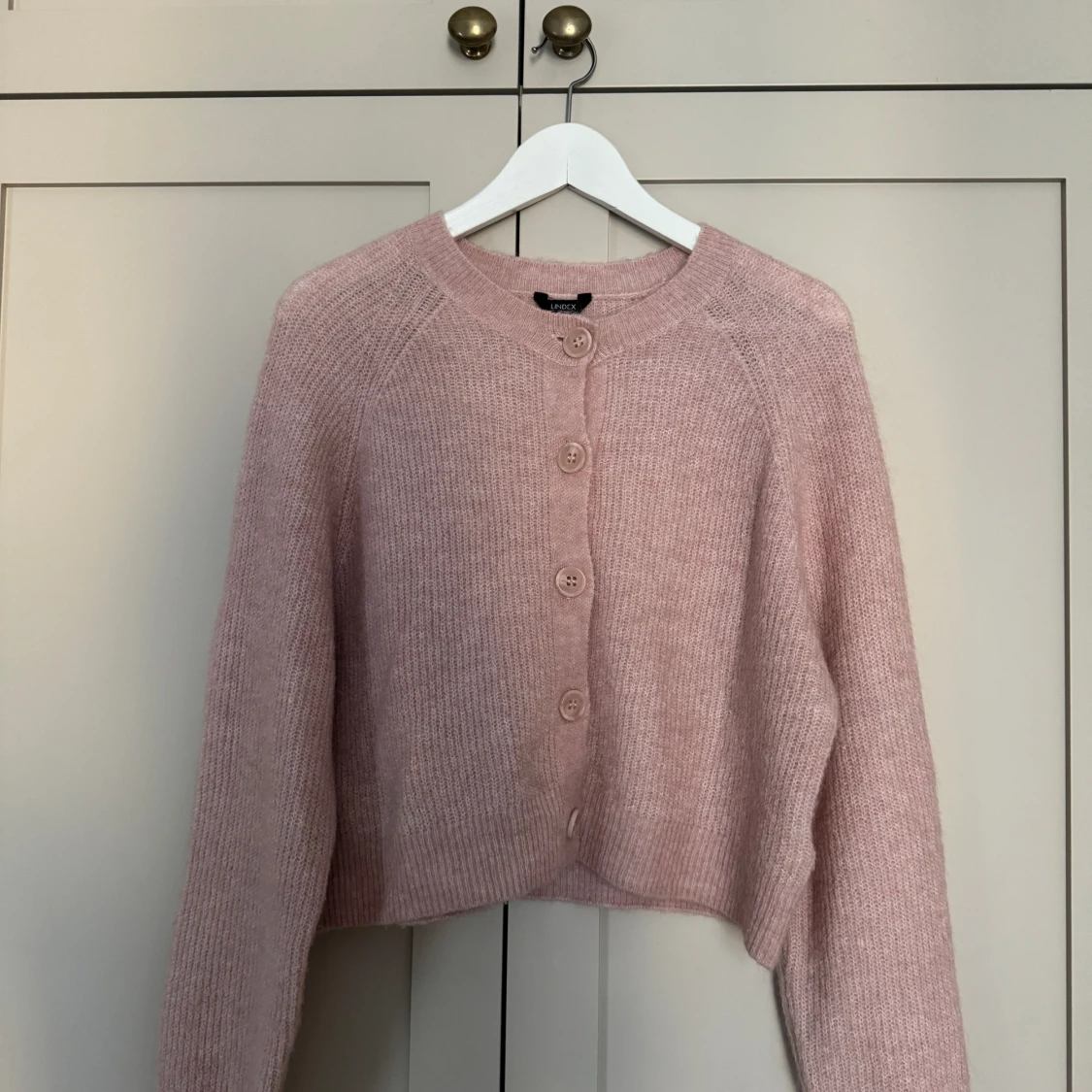 Stickad knappkofta💕