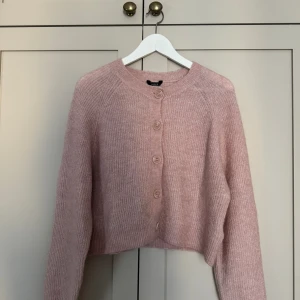 Stickad knappkofta💕 - Stickad knappkofta från Lindex💕Köpte här på Plick, men säljer vidare då den satt lite för litet. Storlek L, men sitter mer som XS-S. Inga defekter!