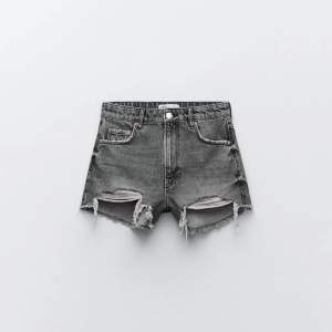Säljer nu perfekta jeans shorts nu till sommaren! Använd några gånger men har tvättat och inte använt sen förra sommaren!💕☀️🍉