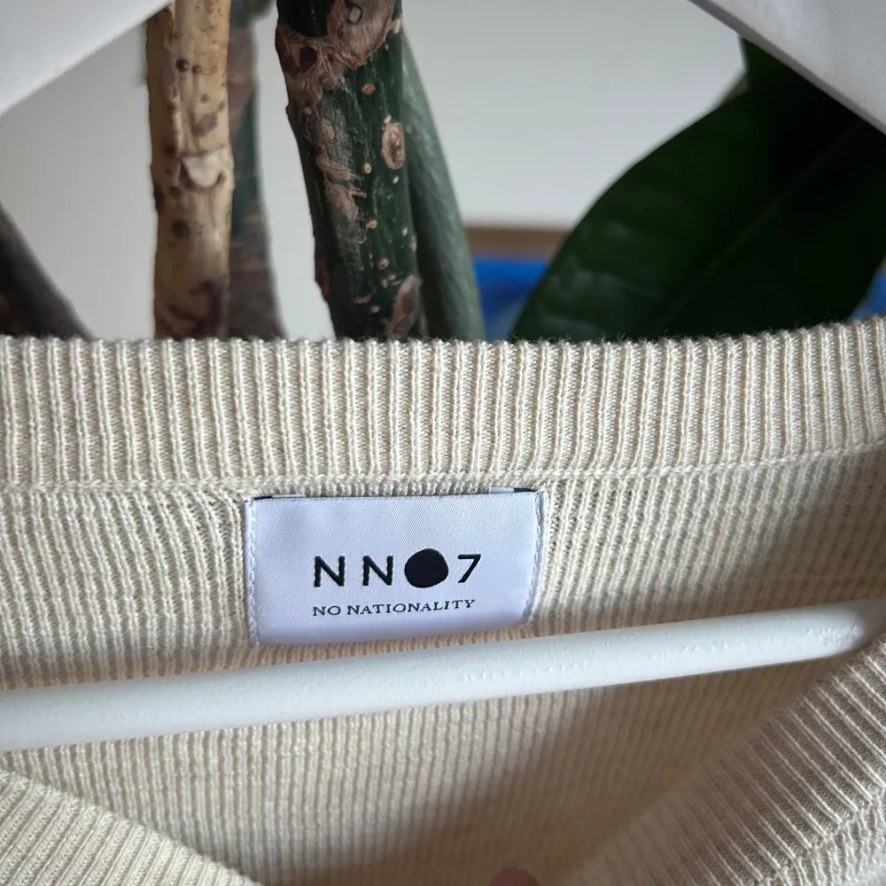  NN07 NO NATIONALITY 07 SWEATSHIRT WORN MAX 3 TIMES BOUGHT IN NN07 STORE AT NORDISKA KOMPANIET IN STOCKHOLM SWEDEN SIZE XL FITS L WRINKLES CUZ HAS BEEN LAYING IN MY CLOSET NO FLAWS DM ME 🌙🌙🌙🌙. Tröjor & Koftor.
