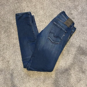Replay anbass  - Tja! Säljer ett par feta Replay anbass jeans i nyskick, spontan köp. Köpta på Nk för 1700, säljer för 699, kvittot tyvärr kastats. Hör gärna av dig för fler bilder eller eventuella frågor. 