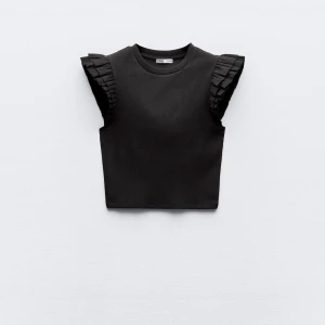 Svart topp - Säljer nu min super söta svarta topp med volanger från zara i storlek S då den inte kommer till användning för mig. Mycket bra skick!!!