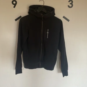 Sail racing zip hoodie - Säljes då den är för liten, storlek XS, riktigt fet, skick 8/10, den är lite soltorkad men nästan ingen man tänker på.