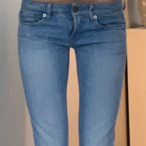 G-star jeans  - Säljer mina super snygga G-star jeans. Super fint skick inga defekter alls.Små i storleken.Jag brukar bära 24 - 25/32 och passar Jensen passar mig💖