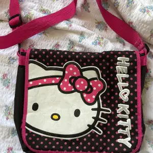 Svart rosa hello Kitty väska. Skriv till mig om ni har något som ni är fundersam över!💗