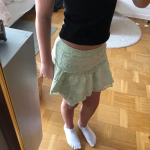 Säljer kjol - Säljer denna jättefina gröna kjol från zara. Har blivit lite för liten nu. Jättebra skick. Storlek 152 pris 140 men priset kan diskuteras 