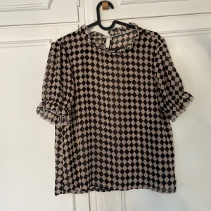 Cool blus - En tunn blus som är perfekt till sommaren.💗 storlek M men skulle säga att den sitter som S.