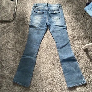 Blå jeans med fina fickor - Helt felfria och knappt använda