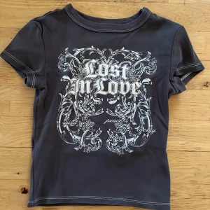 Fin t-shirt med tryck - T-shirt med tryck. Fin men blivit för liten för mig. 100% bomull 