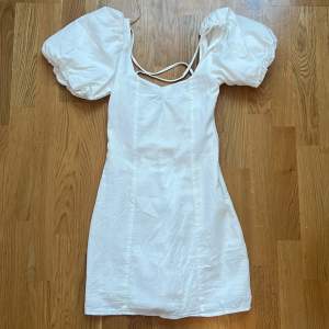 En jätte fin vit klänning perfekt till skolavslutningen. (Stora puff armar) Säljs för förliten.💕 (Använd 1 gång)