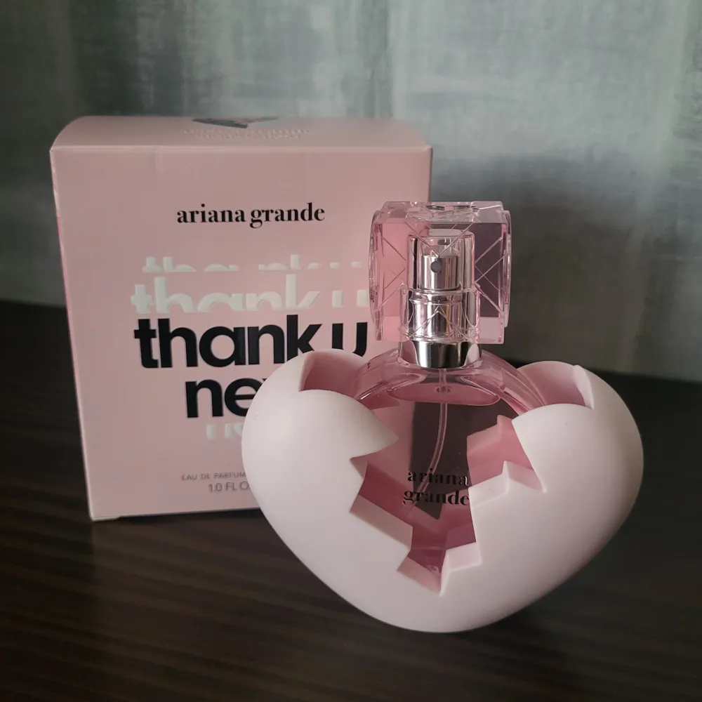 I stort sett oanvänd Ariana Grande thank you next parfym, endast provsprayad en gång💗 Säljer då den inte kommit till användning💗. Övrigt.