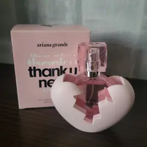 I stort sett oanvänd Ariana Grande thank you next parfym, endast provsprayad en gång💗 Säljer då den inte kommit till användning💗