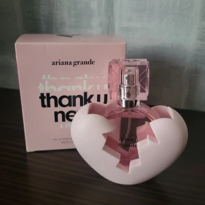 Ariana Grande "Thank you next" parfym - I stort sett oanvänd Ariana Grande thank you next parfym, endast provsprayad en gång💗 Säljer då den inte kommit till användning💗