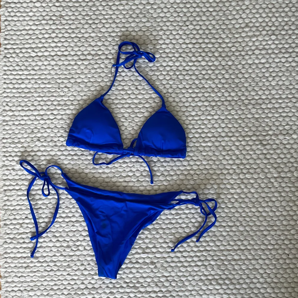 Blå bikini, båda delarna i storlek M och gott skick 💙. Övrigt.