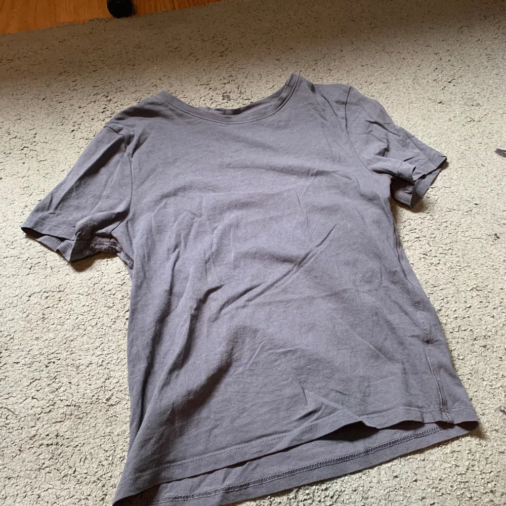 grå t-shirt i S, lappen är avslippt så vet ej vart den är från. den är tajt på mig som normalt har M. T-shirts.
