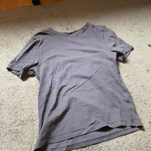grå t-shirt i S, lappen är avslippt så vet ej vart den är från. den är tajt på mig som normalt har M