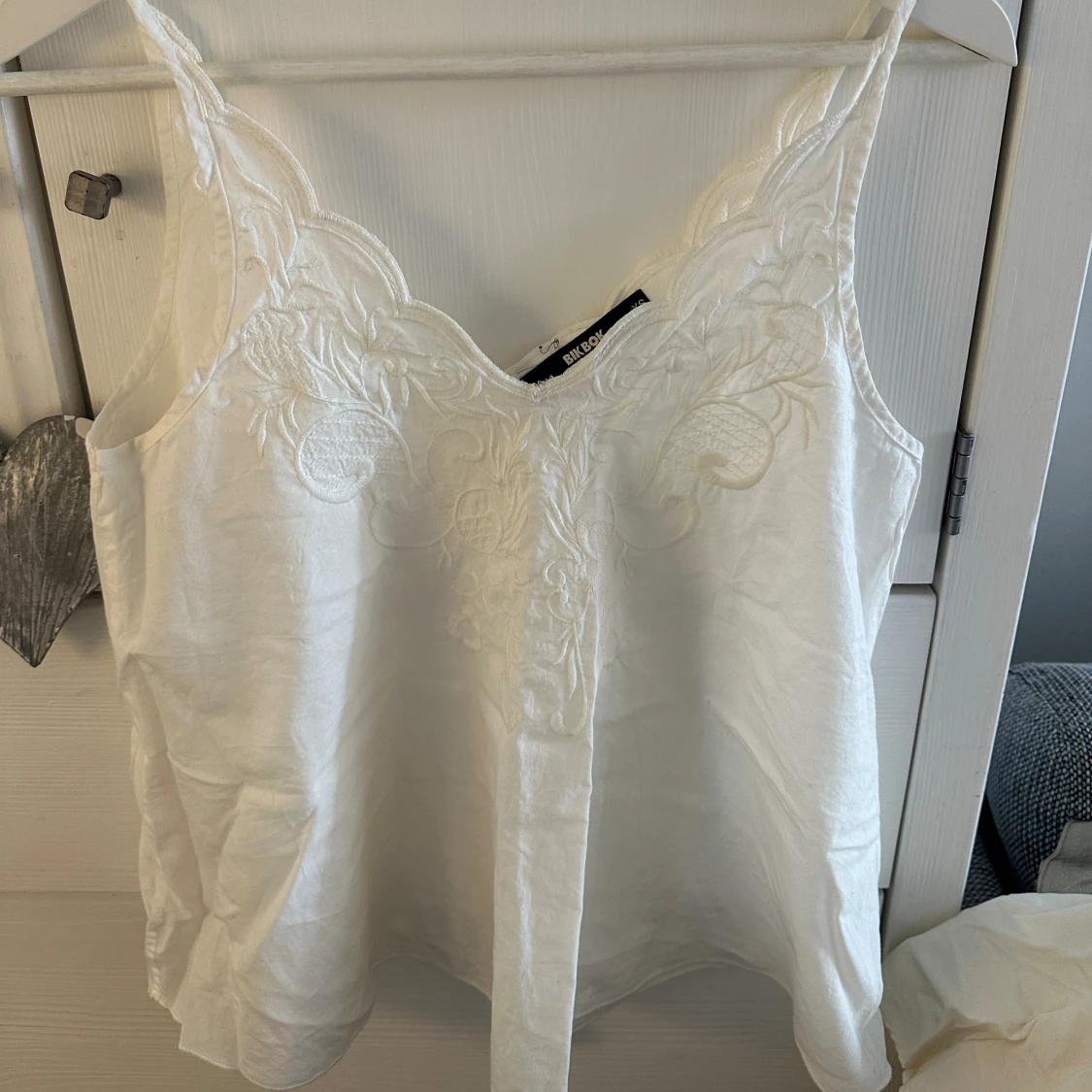 Vitt linne med broderi 