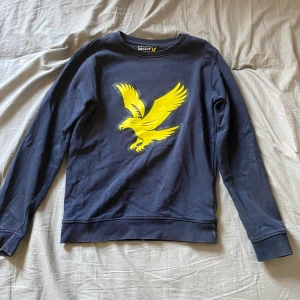 Lyle & scott tröja/hoodie - Säljer den för att den är alldeles för liten för mig så använder den aldrig längre, den är i bra skick och inte så använd