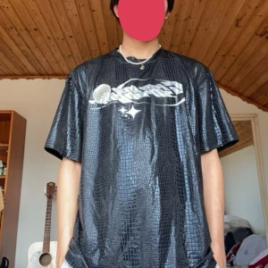 OPIUM Läder tshirt - Aldrig använt den. Säljer den för den är inte min stil som jag tänkte.