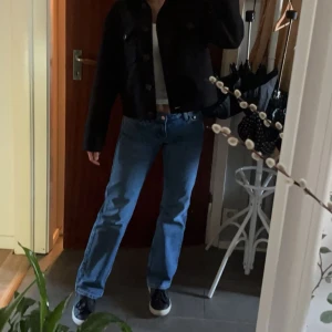 Weekday jeans - Säljer ett par Arrow jeans i storlek 24/30 ifrån weekday. Fint skick!! Säljer då de blivit lite små, är 165 cm! Passar till xs/xxs