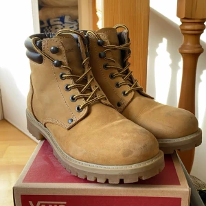 Jack And Jones Stövlar - Använt dem ganska ofta som ni ser men inget riktigt fel så att man inte kan ha på sig skorna. Repor på tårna. Ett alternativ istället för de trendiga Timberland