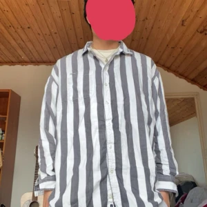 Superdry Mysig Skjorta - Den är både nice som valig skjorta och pyjamas. Har använt den några gånger men inte hittat något fel. Bra skick
