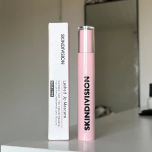 Mascara  - Säljer den här helt nya och oanvända mascaran som jag aldrig testat, svart vanligt superfin som ger fina fransar🤍Säljer för 50kr