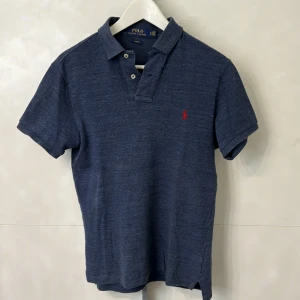 Polo Ralph Lauren Piké  - Använd Äkta Polo Ralph Lauren Piké i storlek S. Slim Fit. Väldigt snygg och välvårdad även. Säljes billigt för 350 kr.