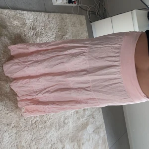 Långkjol  - Säljer nu denna supersöta långkjolen då den inte kommer till användning💕perfekt nu inför sommaren🌸🙏🏻