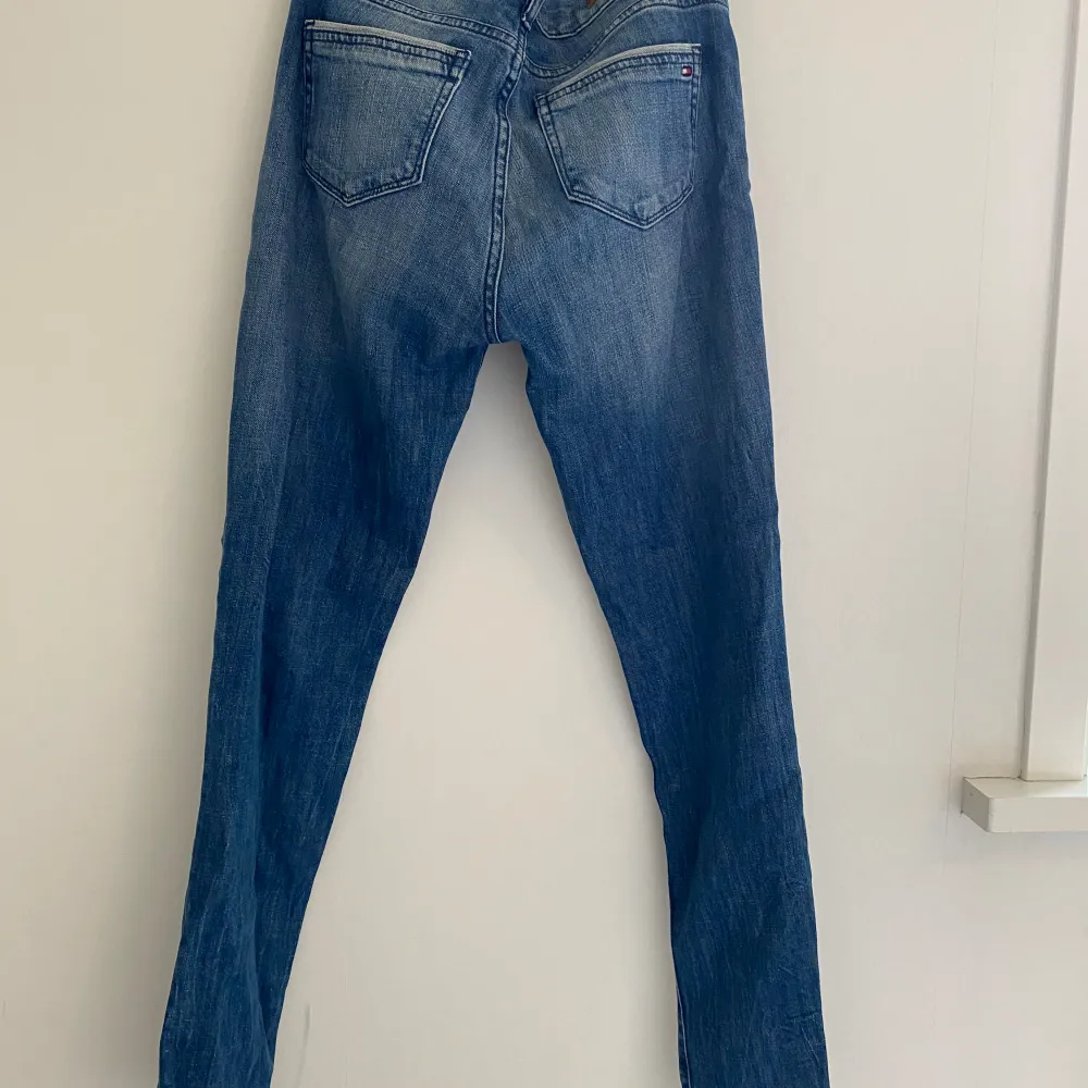 Mörkblå skinny jeans från Tommy Hilfiger. Fint skick utan tecken på användning. Medelhöga i midjan och passar under 165. 26 i midjan.. Jeans & Byxor.