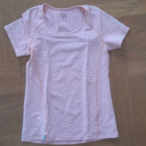 Casall träningstopp  - I mycket bra skick.  Storlek EUR 34 Coral färgad