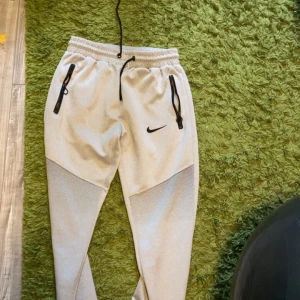 Nike tech byxor  - Aldrig använda, köpte men var alldeles för tajta.