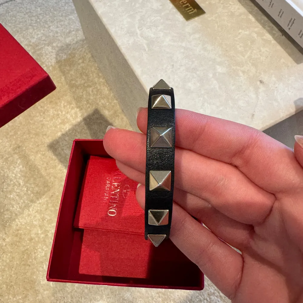 Jättefint valentino armband, lite slitning som man ser på sista bilden men inget som märks när man har på sig det🙌🏼. Accessoarer.